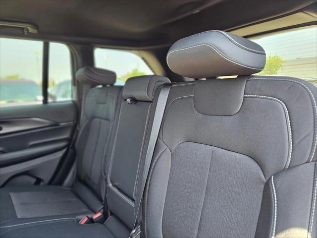 2026 Jeep Grand Cherokee Laredo 4x2