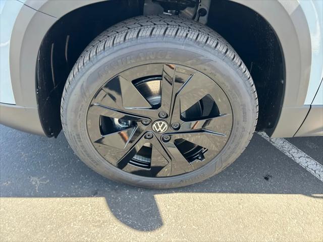 2026 Volkswagen Taos SE Black