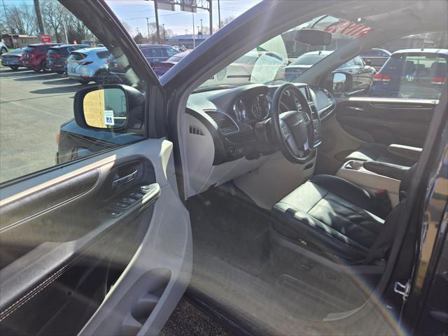 2016 Chrysler Town & Country Touring