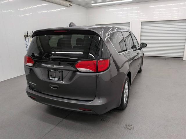 2022 Chrysler Voyager LX