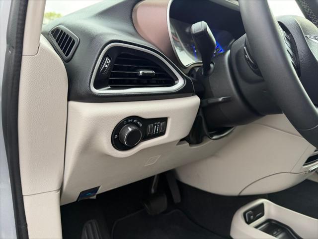 2023 Chrysler Voyager LX