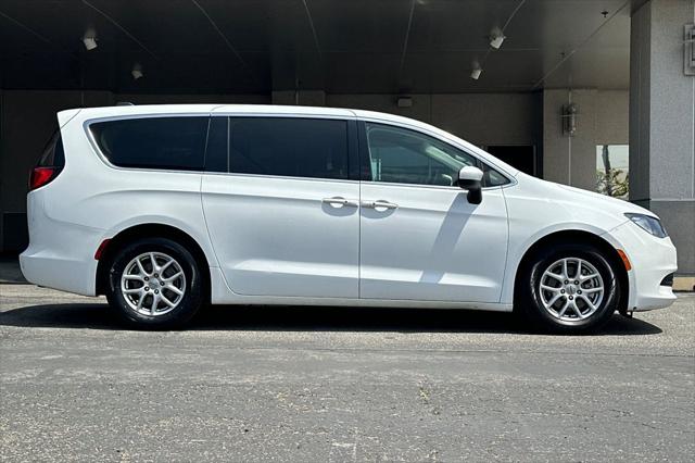 2022 Chrysler Voyager LX