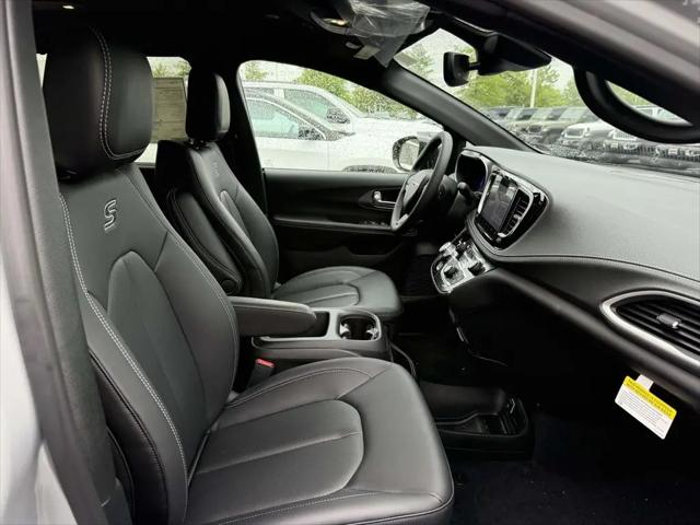 2026 Chrysler Pacifica Select AWD