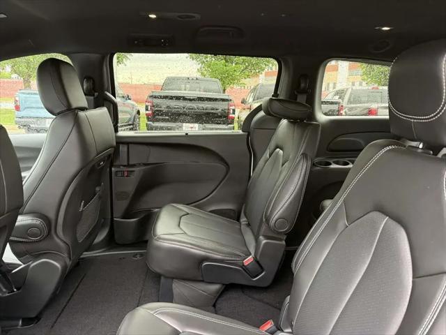 2026 Chrysler Pacifica Select AWD