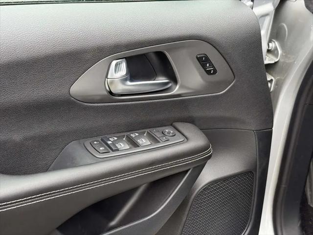 2026 Chrysler Pacifica Select AWD