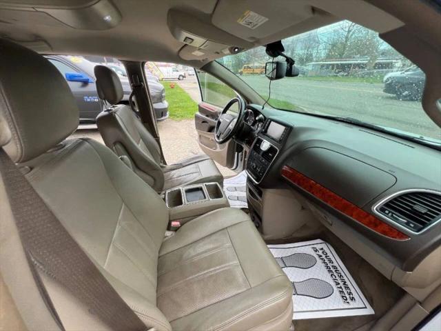 2014 Chrysler Town & Country Touring-L