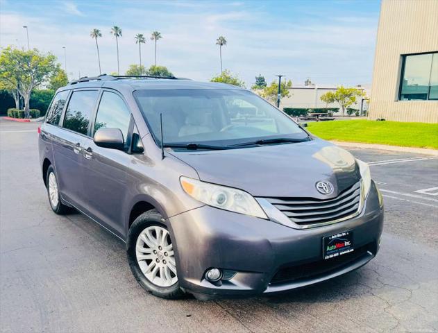2013 Toyota Sienna XLE V6 8 Passenger