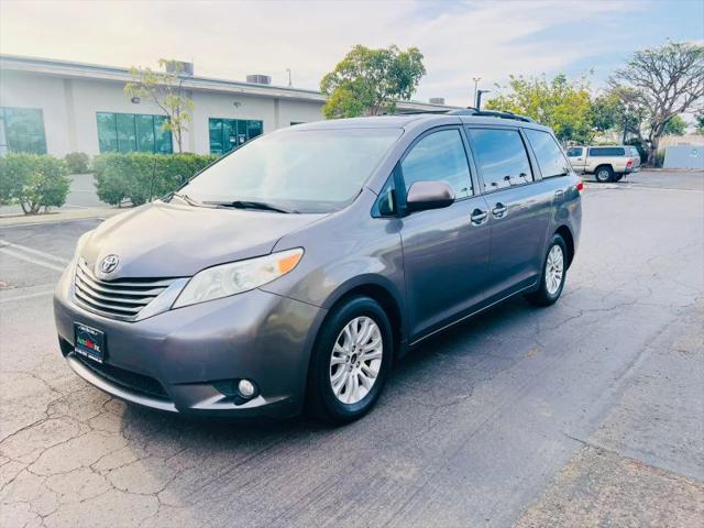 2013 Toyota Sienna XLE V6 8 Passenger