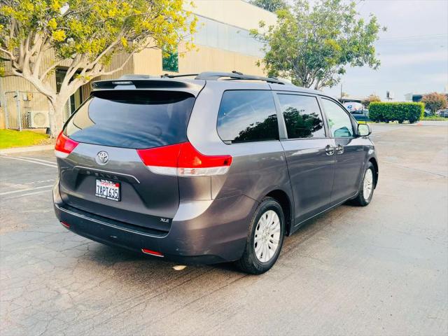 2013 Toyota Sienna XLE V6 8 Passenger