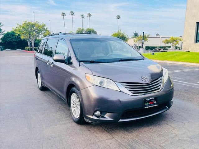 2013 Toyota Sienna XLE V6 8 Passenger