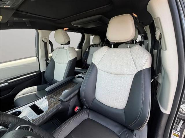 2025 Toyota Sienna Platinum
