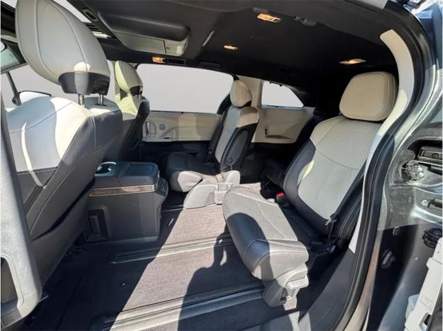 2025 Toyota Sienna Platinum