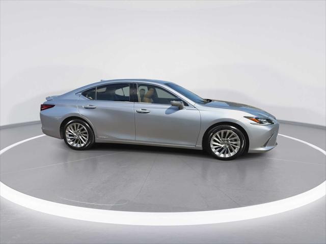2022 Lexus ES 300h Luxury