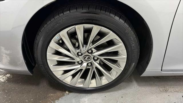 2022 Lexus ES 300h Luxury