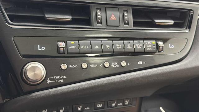 2022 Lexus ES 300h Luxury