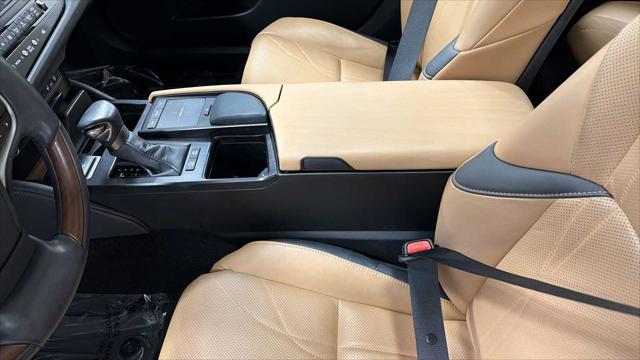 2022 Lexus ES 300h Luxury