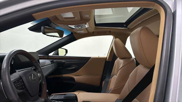 2022 Lexus ES 300h Luxury