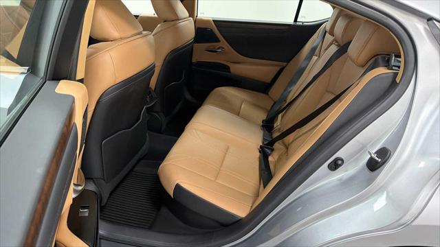 2022 Lexus ES 300h Luxury