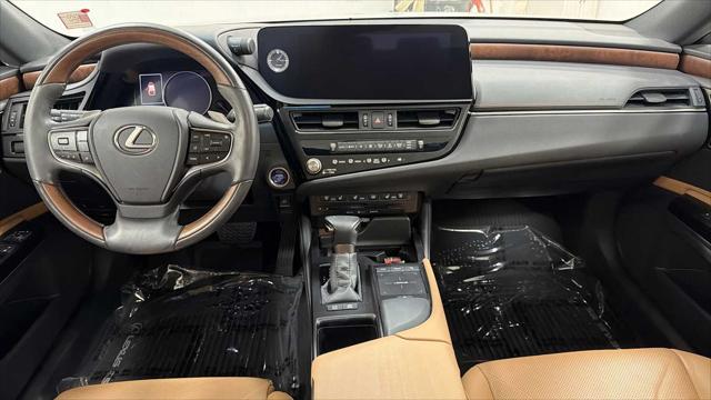 2022 Lexus ES 300h Luxury
