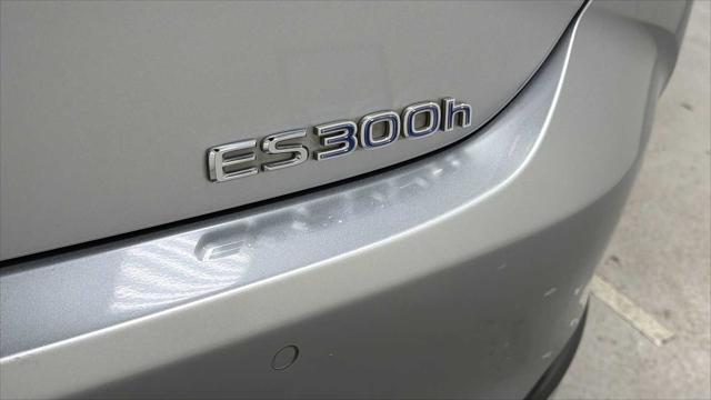 2022 Lexus ES 300h Luxury