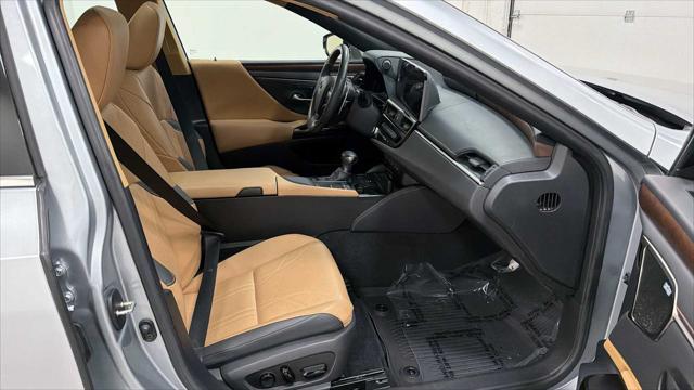 2022 Lexus ES 300h Luxury