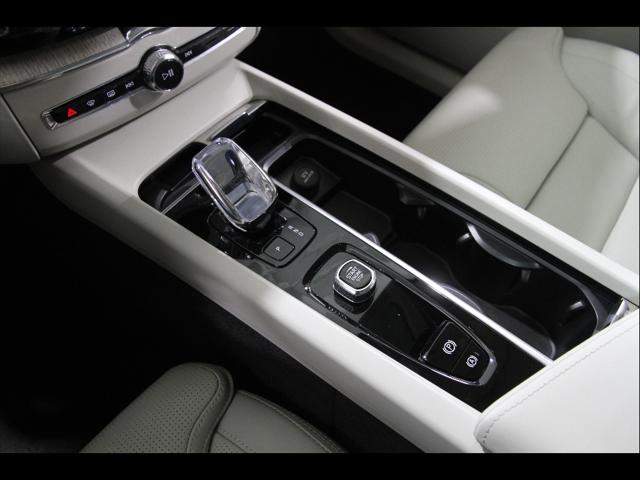 2023 Volvo XC60 Recharge T8 Ultimate Bright Theme