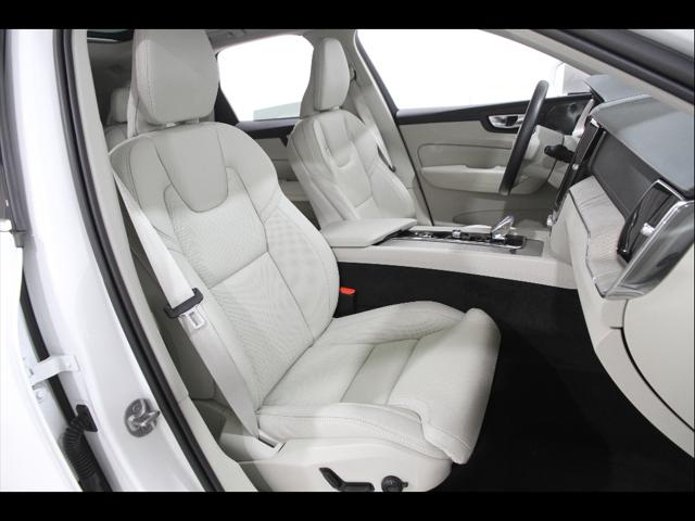 2023 Volvo XC60 Recharge T8 Ultimate Bright Theme