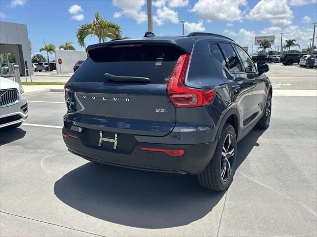 2026 Volvo XC40 Core, B5 AWD Gas mild hybrid, Dark