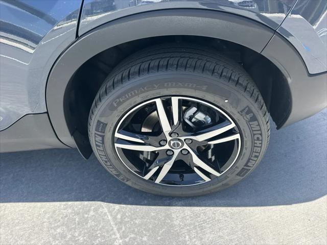 2026 Volvo XC40 Core, B5 AWD Gas mild hybrid, Dark