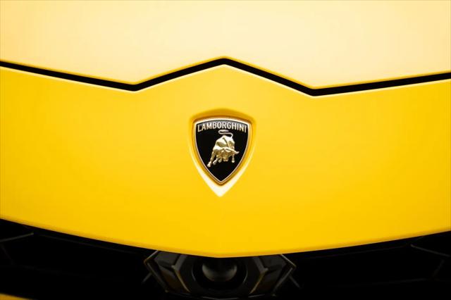 2021 Lamborghini Urus Pearl Capsule
