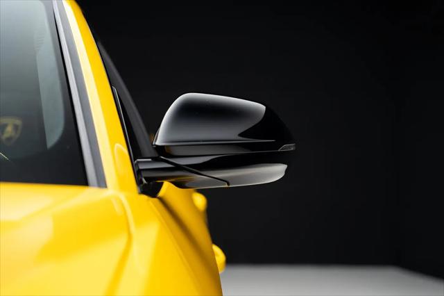 2021 Lamborghini Urus Pearl Capsule