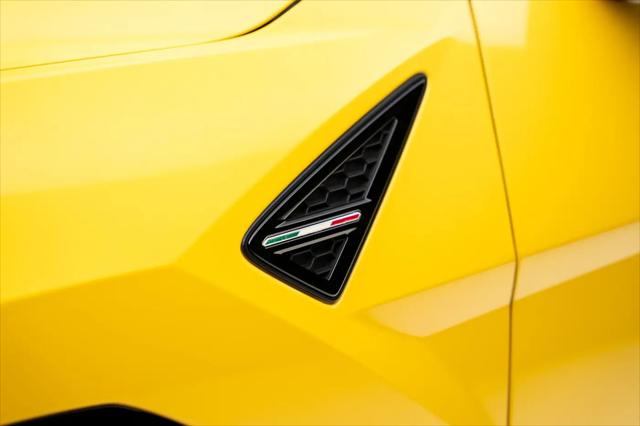 2021 Lamborghini Urus Pearl Capsule