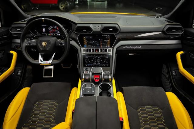 2021 Lamborghini Urus Pearl Capsule