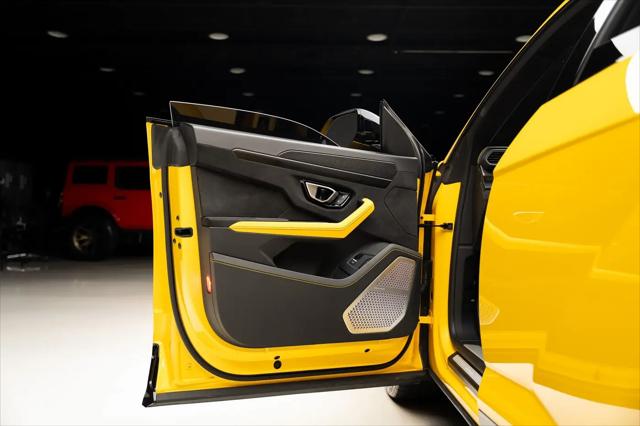 2021 Lamborghini Urus Pearl Capsule