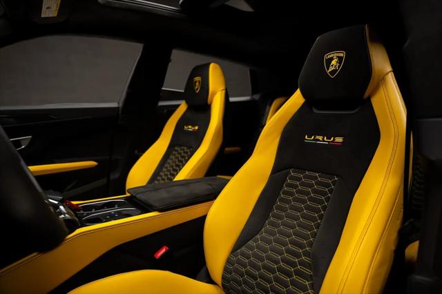 2021 Lamborghini Urus Pearl Capsule