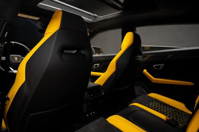 2021 Lamborghini Urus Pearl Capsule