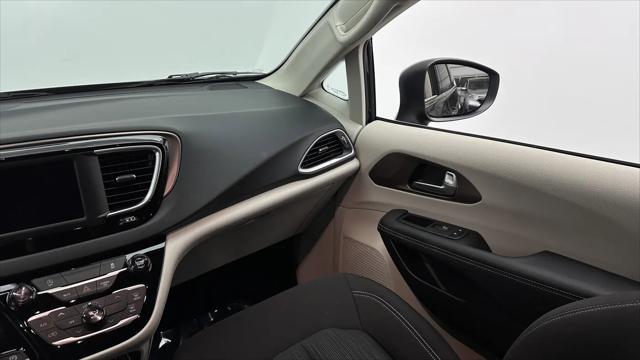 2024 Chrysler Voyager LX