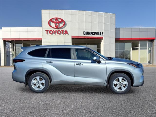 Used 2024 Toyota Highlander LE with VIN 5TDKDRBH5RS536957 for sale in Burnsville, Minnesota