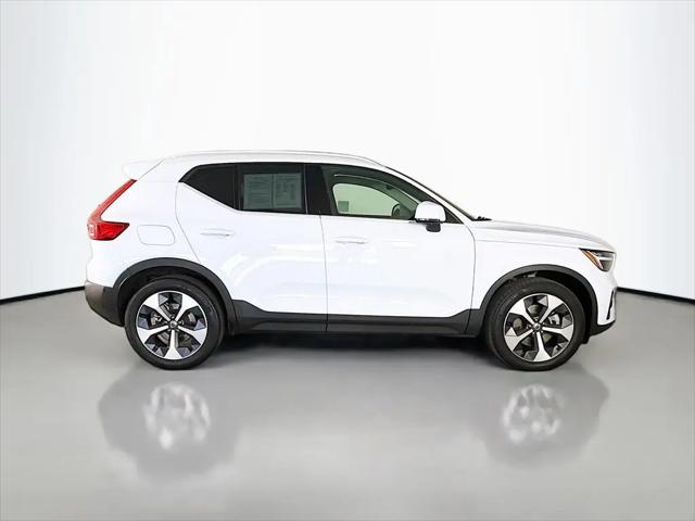 2025 Volvo XC40 B5 Plus Bright Theme