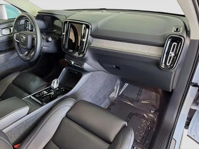 2025 Volvo XC40 B5 Plus Bright Theme