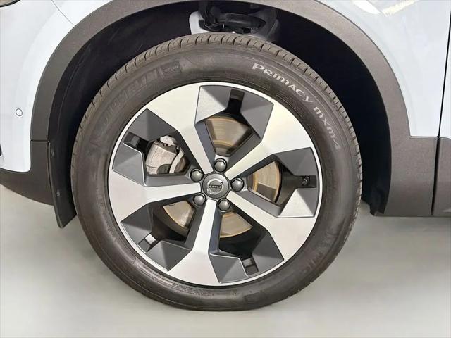2025 Volvo XC40 B5 Plus Bright Theme