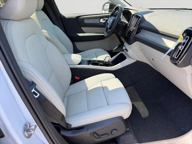 2026 Volvo XC40 Ultra, B5 AWD Gas (mild hybrid), Dark