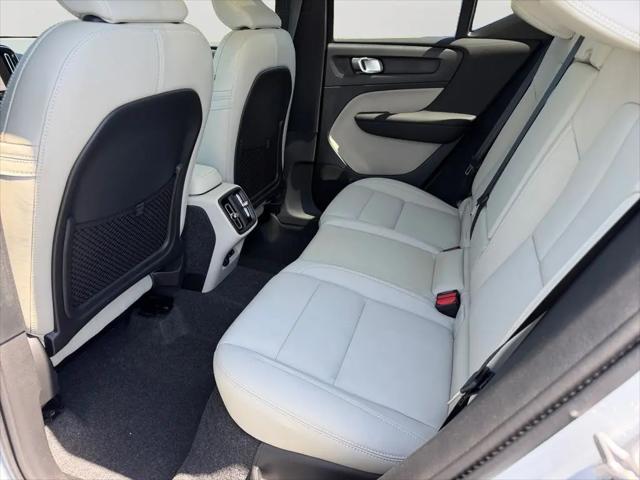 2026 Volvo XC40 Ultra, B5 AWD Gas (mild hybrid), Dark