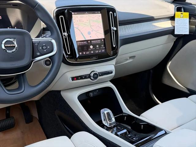 2026 Volvo XC40 Ultra, B5 AWD Gas (mild hybrid), Dark