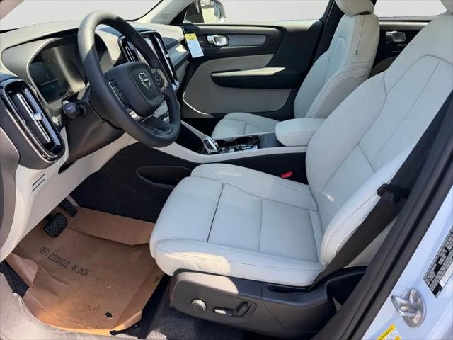 2026 Volvo XC40 Ultra, B5 AWD Gas (mild hybrid), Dark
