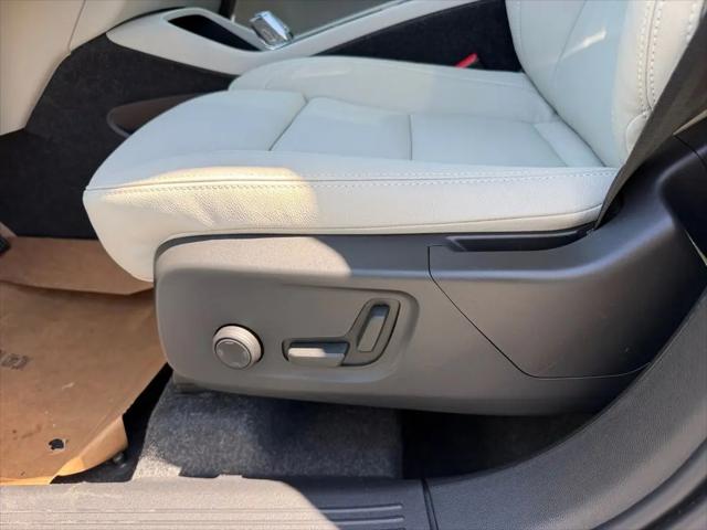 2026 Volvo XC40 Ultra, B5 AWD Gas (mild hybrid), Dark