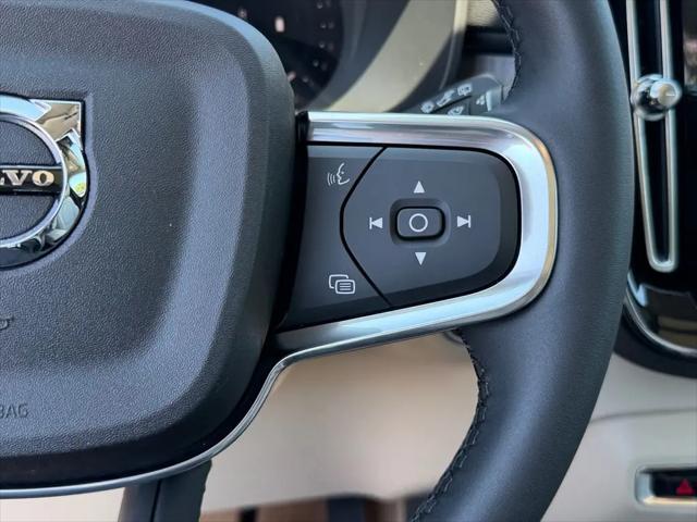 2026 Volvo XC40 Ultra, B5 AWD Gas (mild hybrid), Dark
