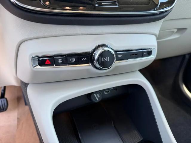2026 Volvo XC40 Ultra, B5 AWD Gas (mild hybrid), Dark