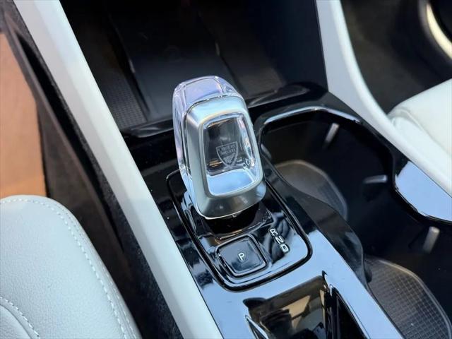 2026 Volvo XC40 Ultra, B5 AWD Gas (mild hybrid), Dark