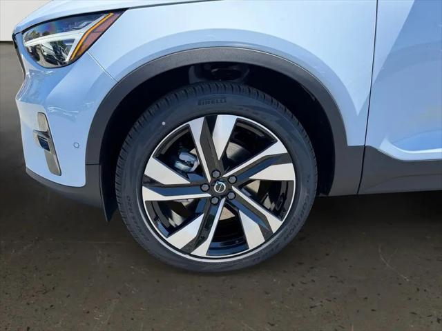 2026 Volvo XC40 Ultra, B5 AWD Gas (mild hybrid), Dark